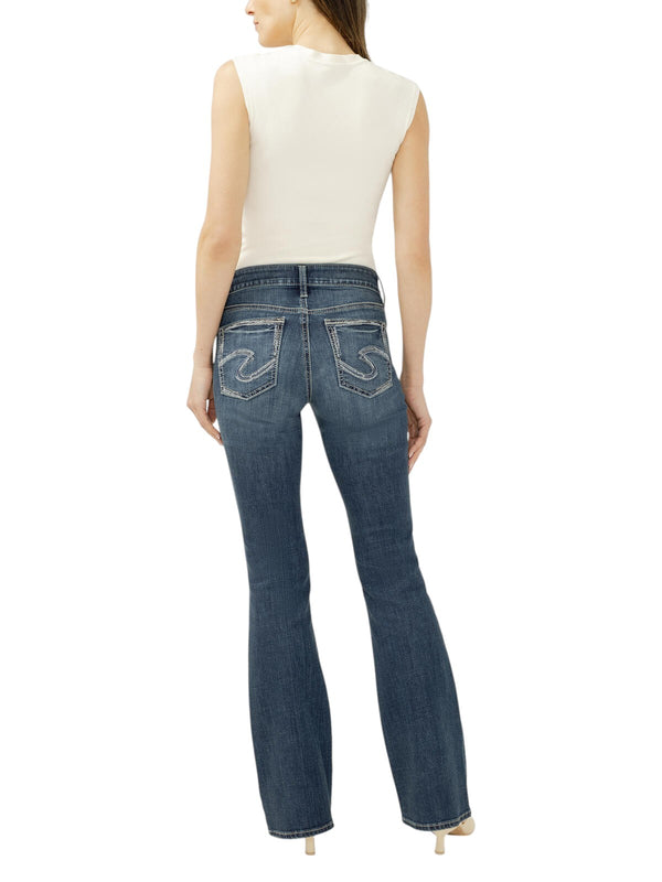 Maison Taïga Silver Jeans Co. Suki curvy fit bootcut jeans in dark indigo Sundown wash, back view on a model.