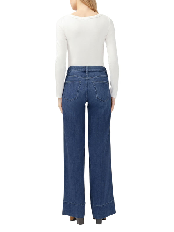 Maison Taïga Silver Jeans Co. Suki wide leg jeans in dark indigo denim with a mid-rise fit, back view on a model.