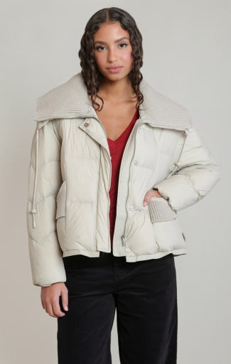 Manteau matelassé à col en tricot Dex, coloris perle, vêtement porté