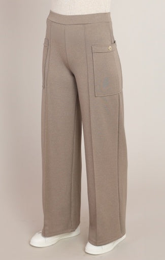 Pantalon en sergé à poches Dex, coloris taupe chaud, vêtement porté