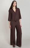 Pantalon fluide à jambe large Dex, coloris chocolat foncé, vêtement porté en tenue