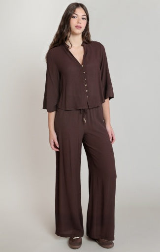 Pantalon fluide à jambe large Dex, coloris chocolat foncé, vêtement porté en tenue