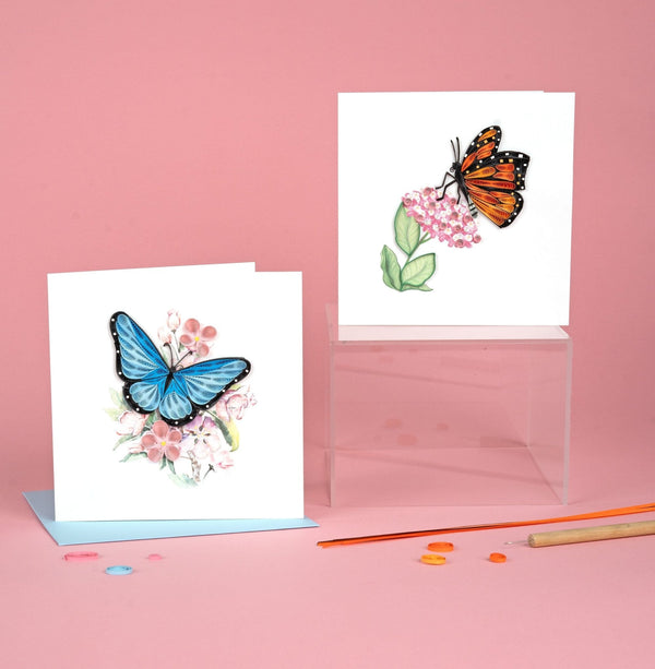 Carte de vœux papillon bleu et fleurs roses en papier roulé