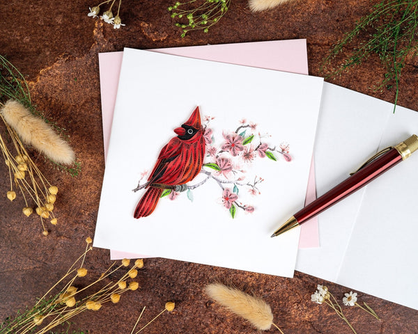 Carte de vœux cardinal rouge et fleurs de cerisier en papier roulé