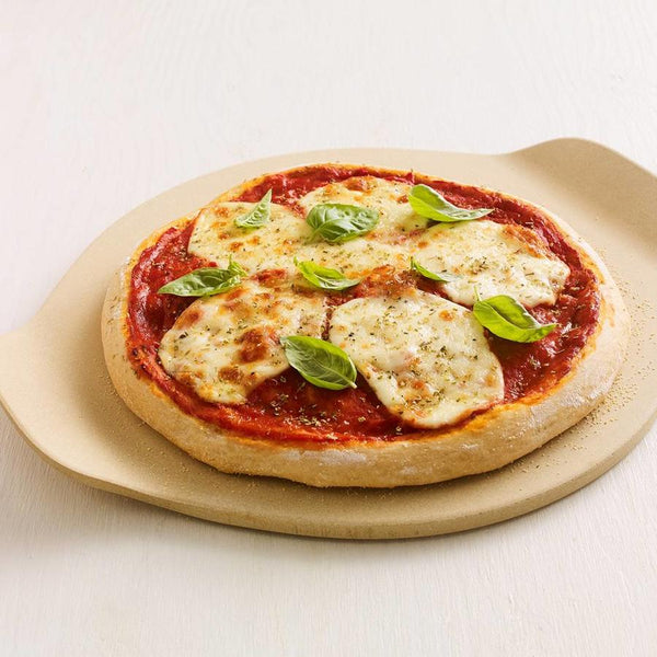 Pierre à pizza avec pizza fromage sauce et pate